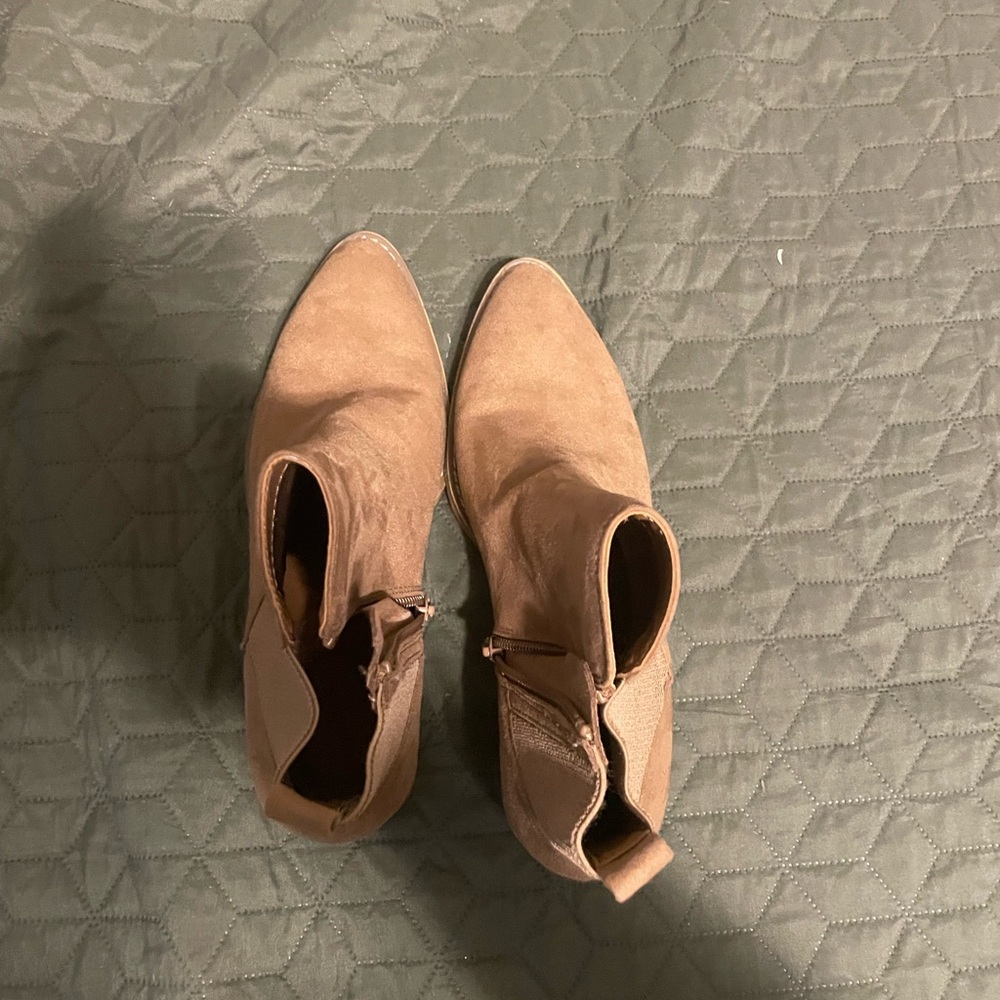 Size 8.5 tan ankle boots